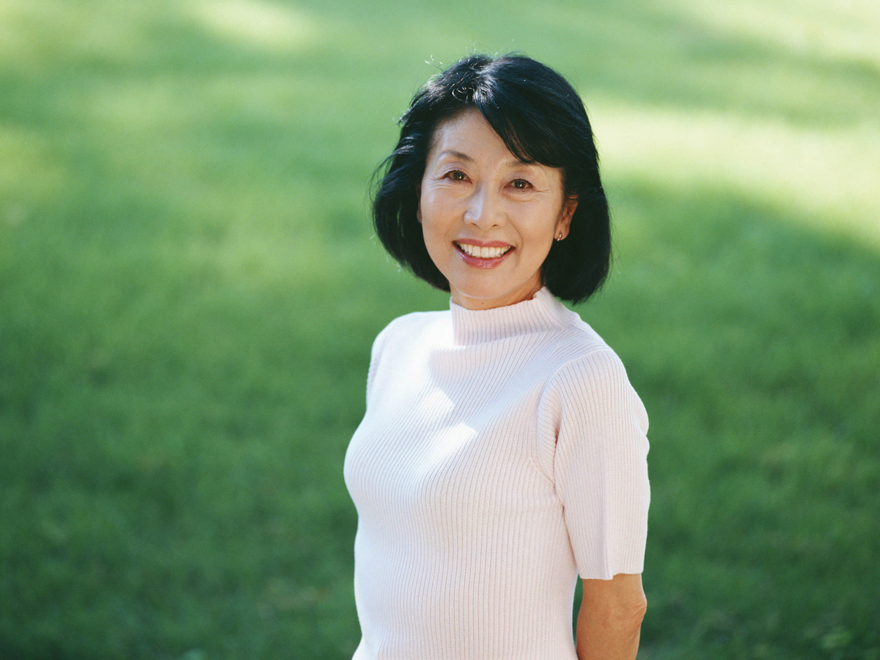 笑顔の女性（屋外）