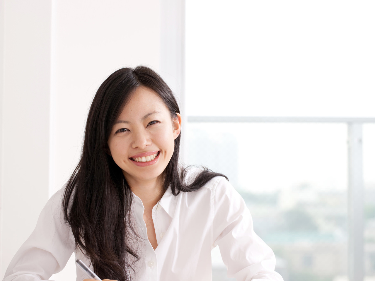 明るく微笑む女性